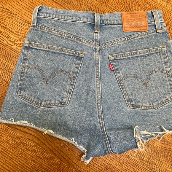 Levi’s Ribcage Denim Shorts - Picture 7 of 8